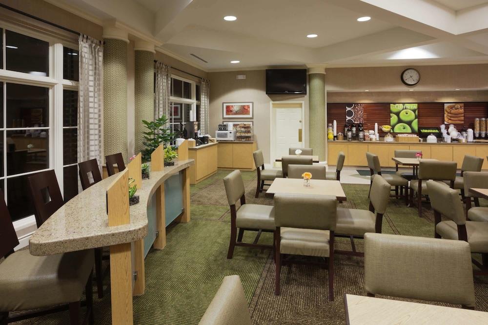 La Quinta By Wyndham Salt Airport Hotel 3*