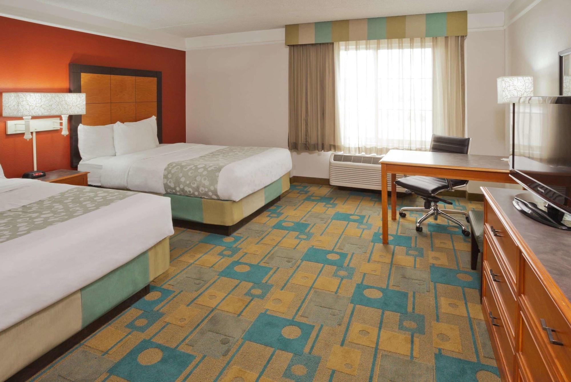 Hotel La Quinta By Wyndham Salt Airport