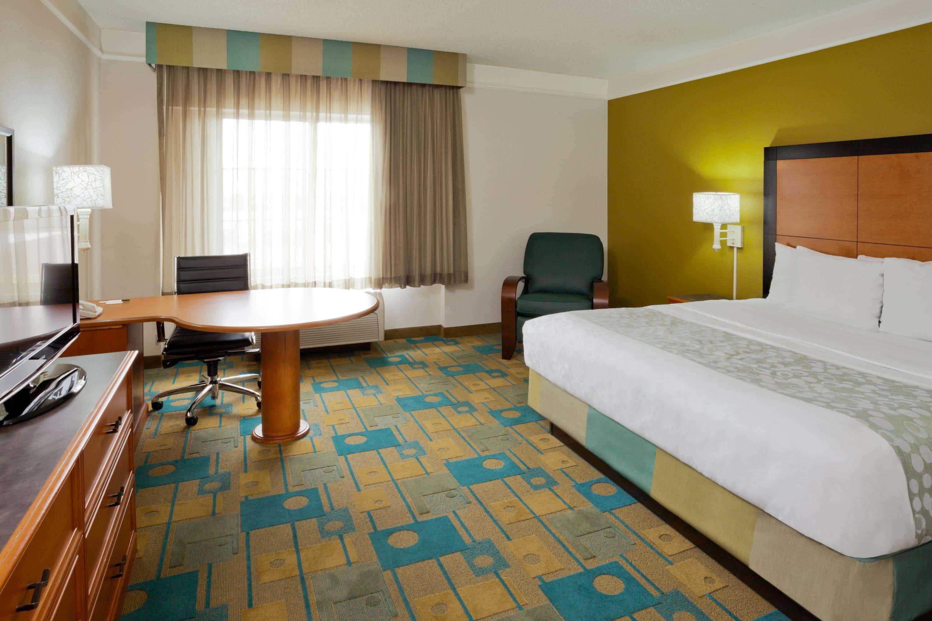 La Quinta By Wyndham Salt Airport Hotel
