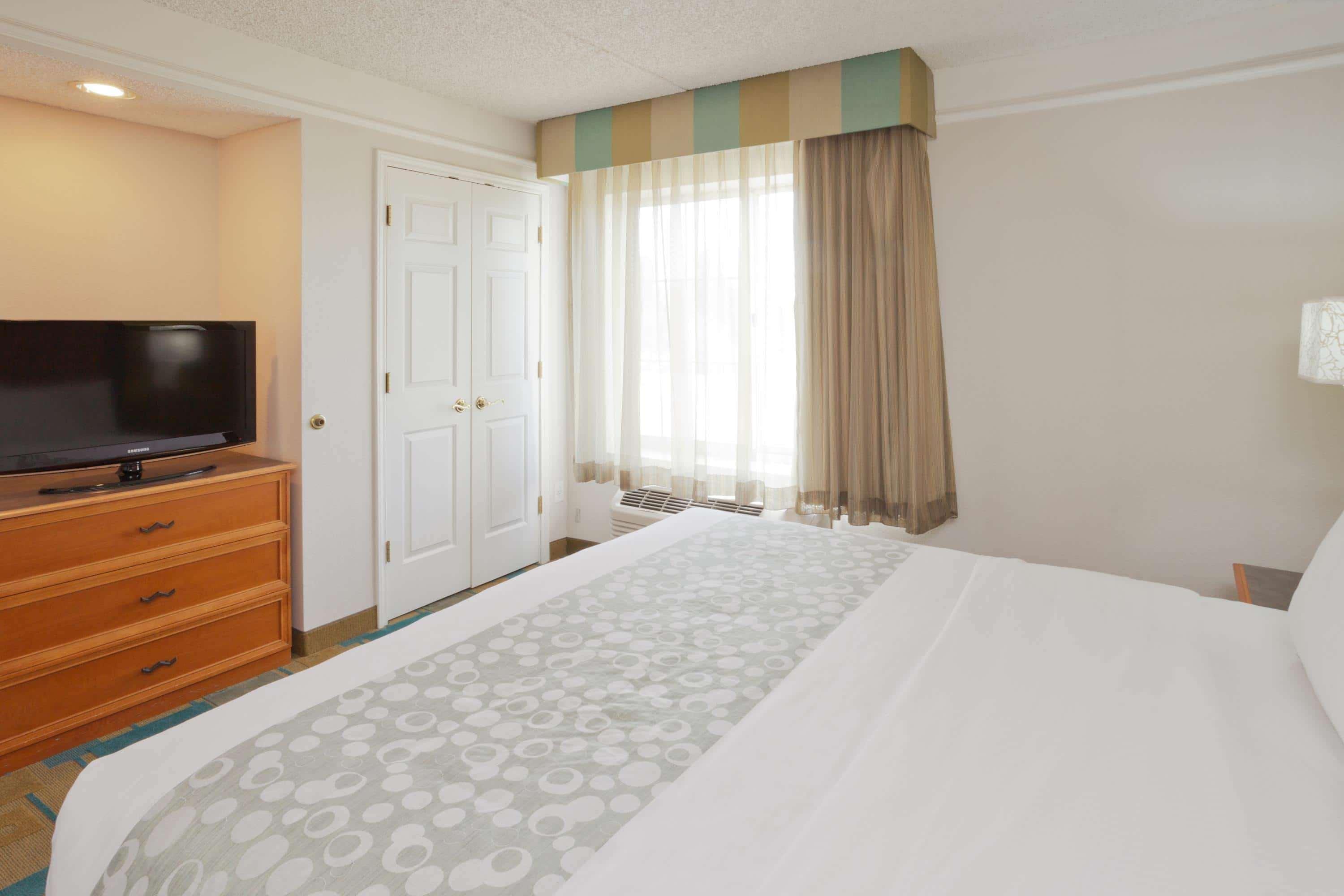 La Quinta By Wyndham Salt Airport Hotel