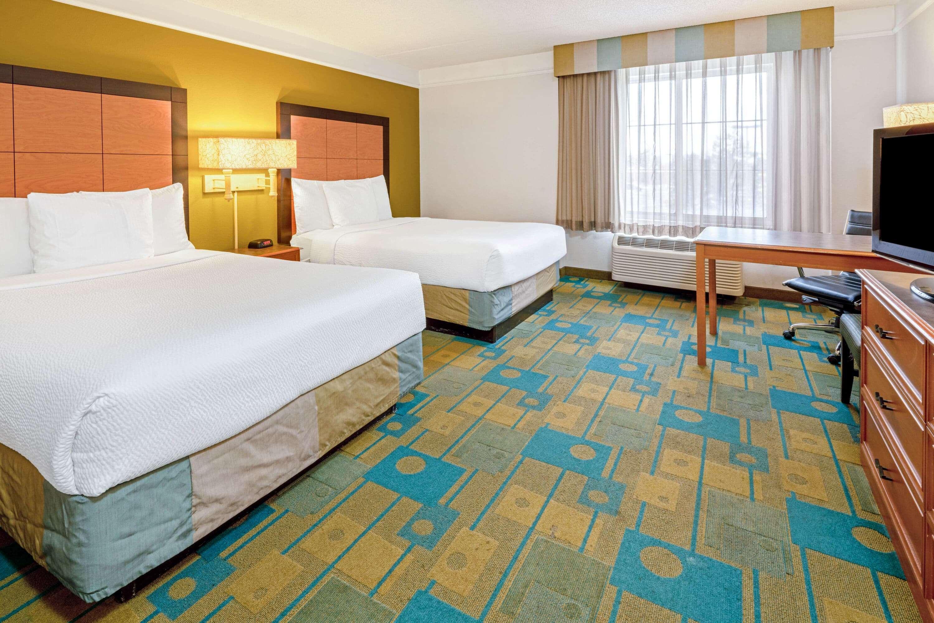 La Quinta By Wyndham Salt Airport Hotel 3*