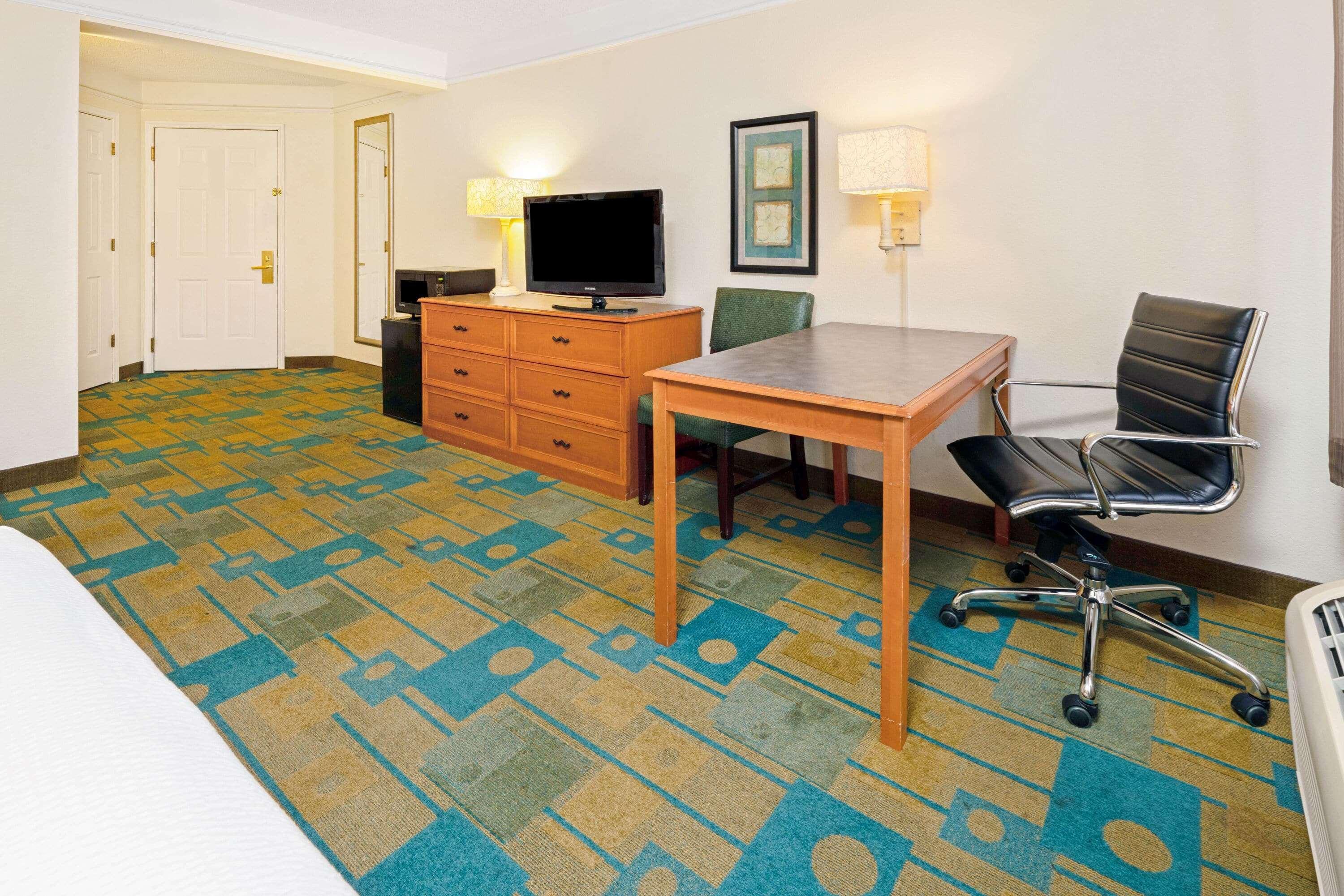 La Quinta By Wyndham Salt Airport Hotel