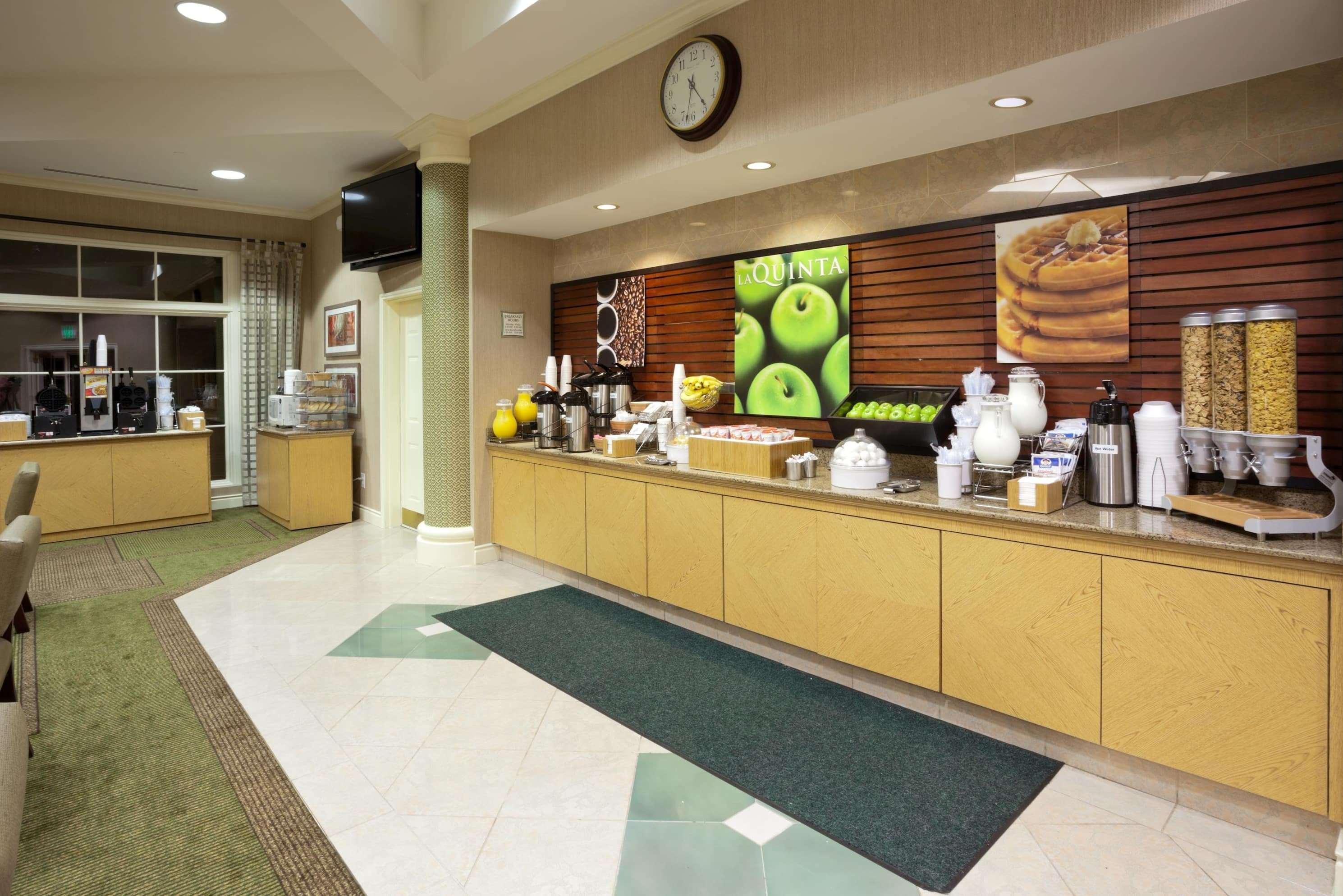 Hotel La Quinta By Wyndham Salt Airport 3*