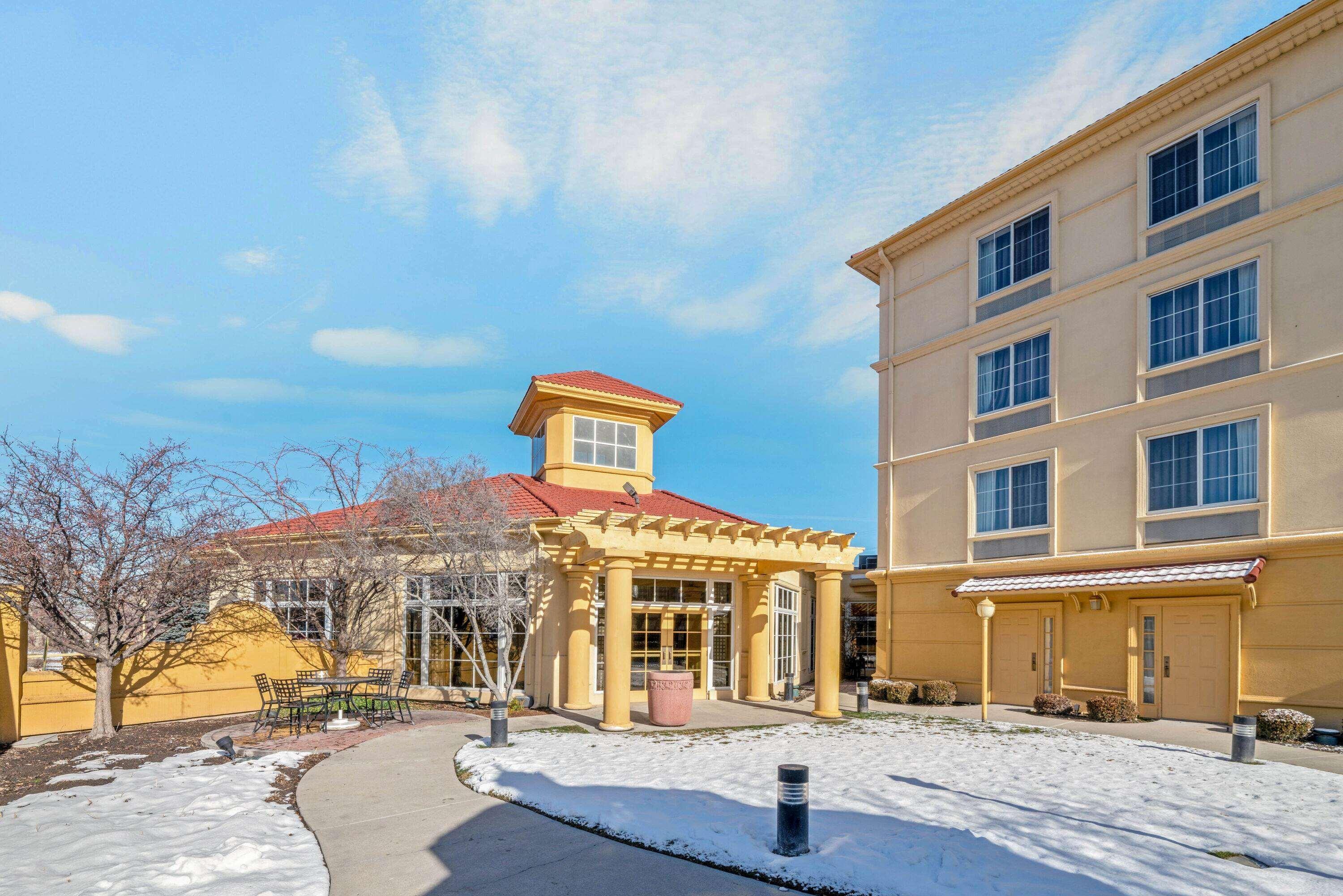 Hotel La Quinta By Wyndham Salt Airport 3*