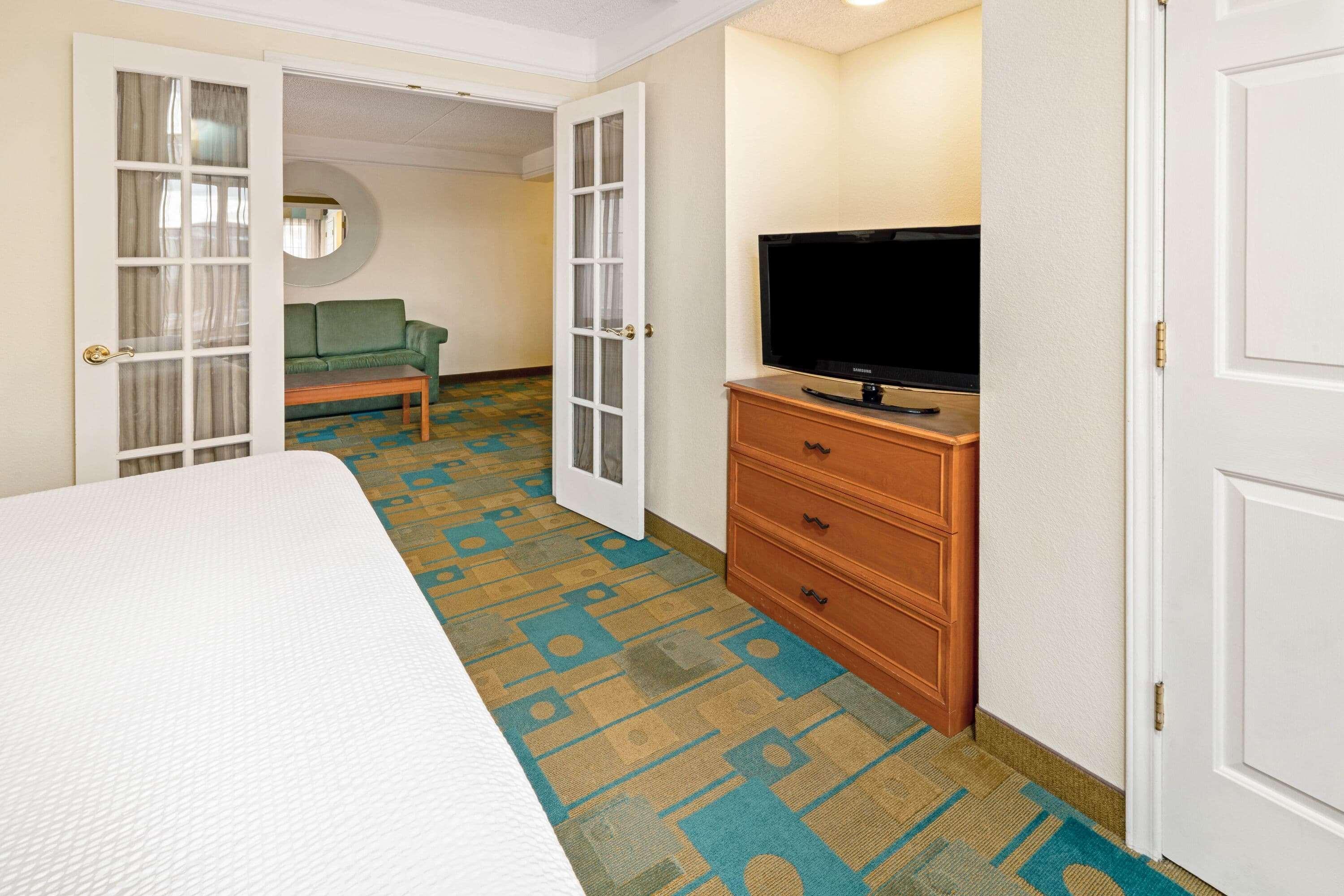 La Quinta By Wyndham Salt Airport Hotel