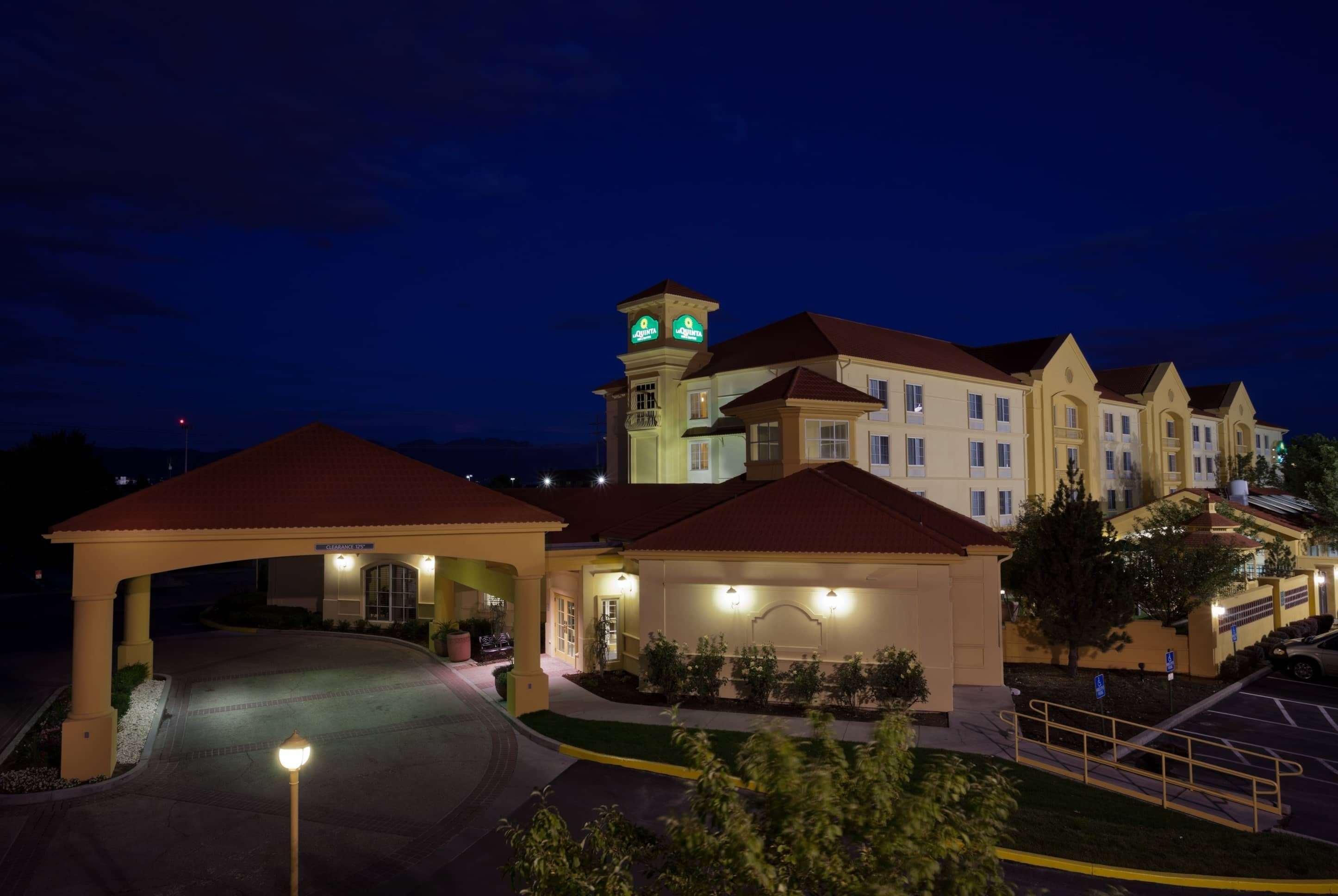 Hotel La Quinta By Wyndham Salt Airport 3*