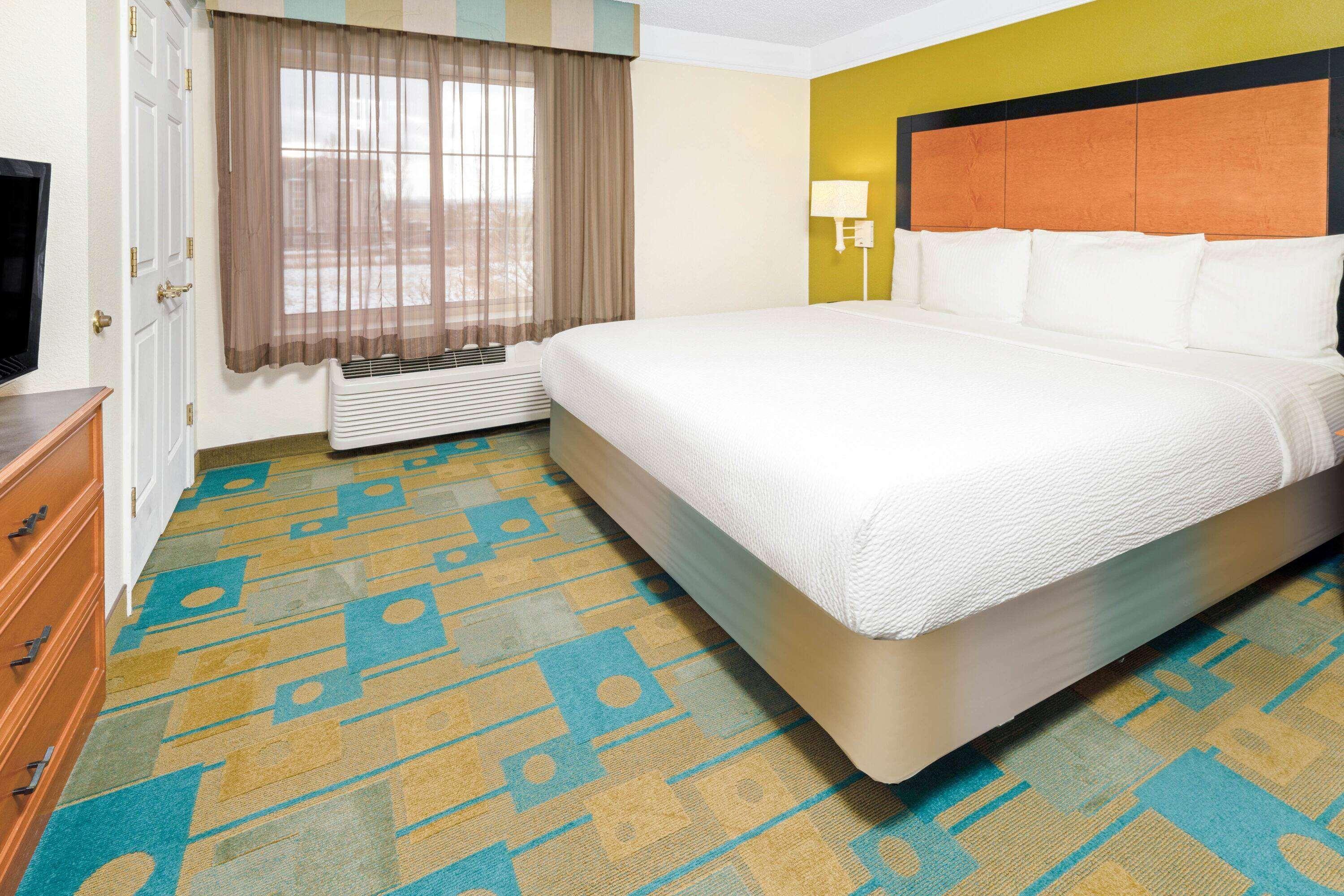La Quinta By Wyndham Salt Airport Hotel 3*