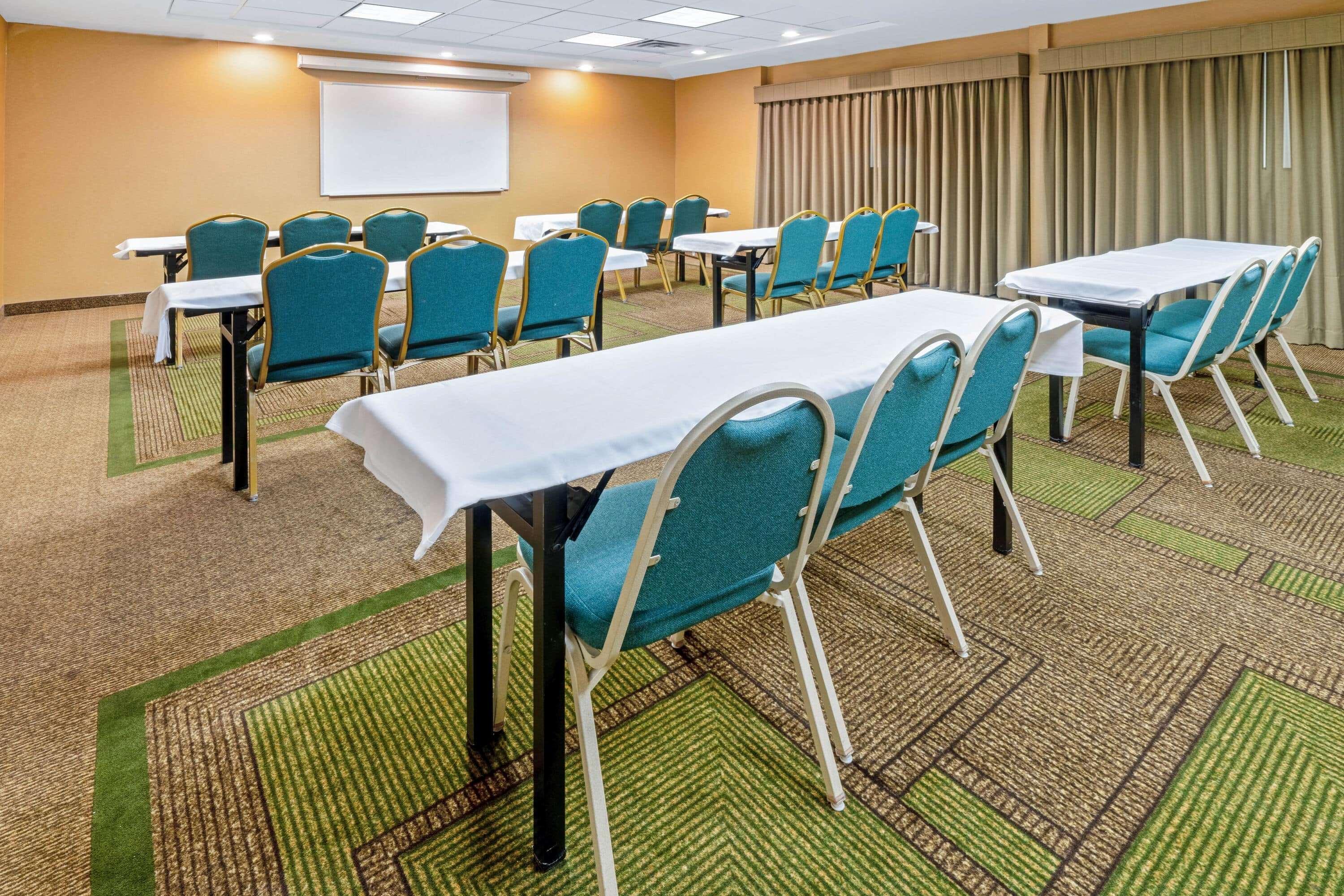 La Quinta By Wyndham Salt Airport Hotel 3*